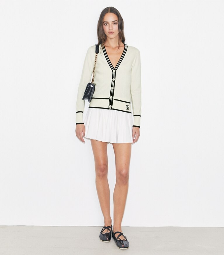 Tory Burch diseñador suéteres Cárdigan recortado acanalado de lana en White / Deep Navy en el modelo (frente)