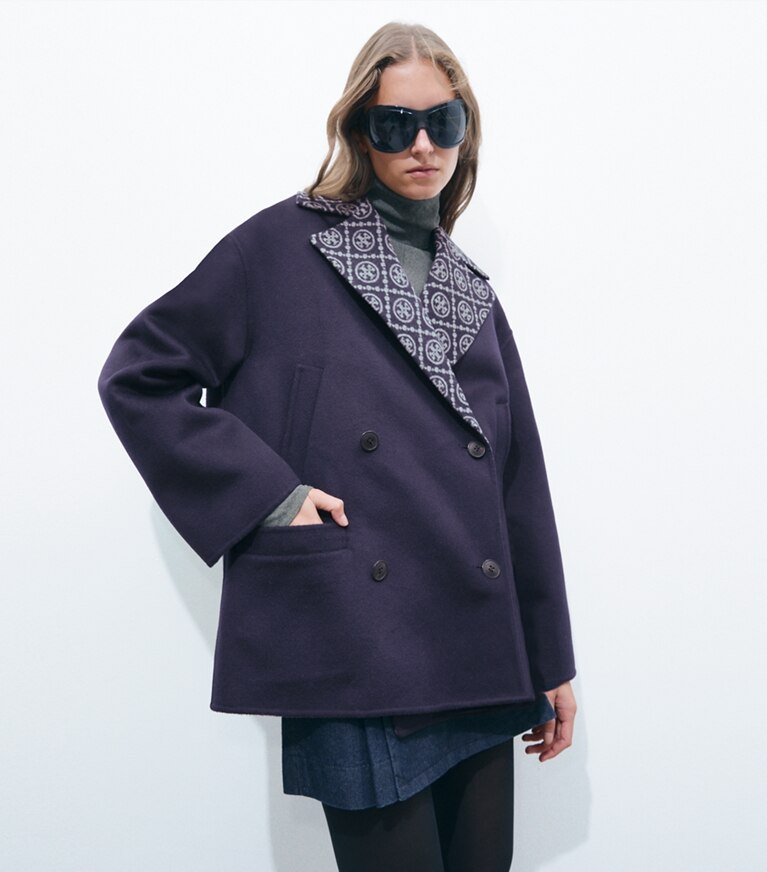 Tory Burch designer mäntel Caban aus Wolle mit T-Monogramm in Medium Navy/Gray Logo Allover on model detail