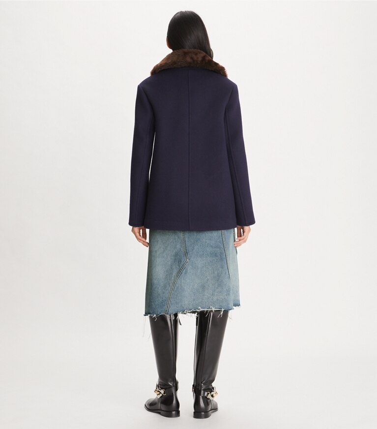 Tory Burch designer vestes Caban en flanelle dans Medium Navy sur modèle, de dos