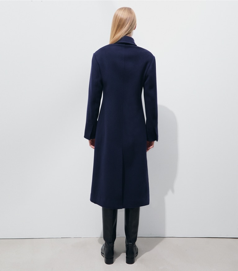 Tory Burch designer manteaux Caban long en laine structuré dans Medium Navy sur modèle, de dos