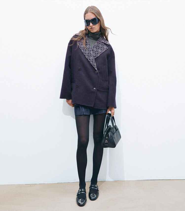 Tory Burch designer manteaux Caban T Monogram en laine in Medium Navy/Gray Logo Allover sur mannequin, devant