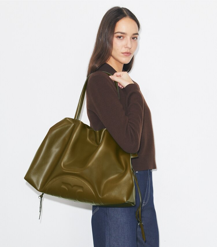 Tory Burch designer cabas Cabas à cordons de serrage Ella natuura™ in Dark Olive accessory on model