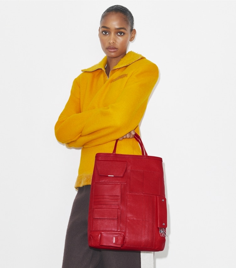 Tory Burch designer cabas Cabas à poches in Royal Red accessory on model