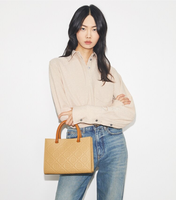 Tory Burch designer cabas Cabas à poignée supérieure T Monogram en cuir grainé in Biscotti accessory on model