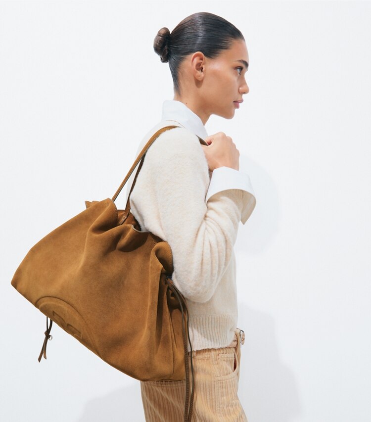 Tory Burch designer cabas Cabas Ella en daim avec cordon de serrage in Caramel accessory on model