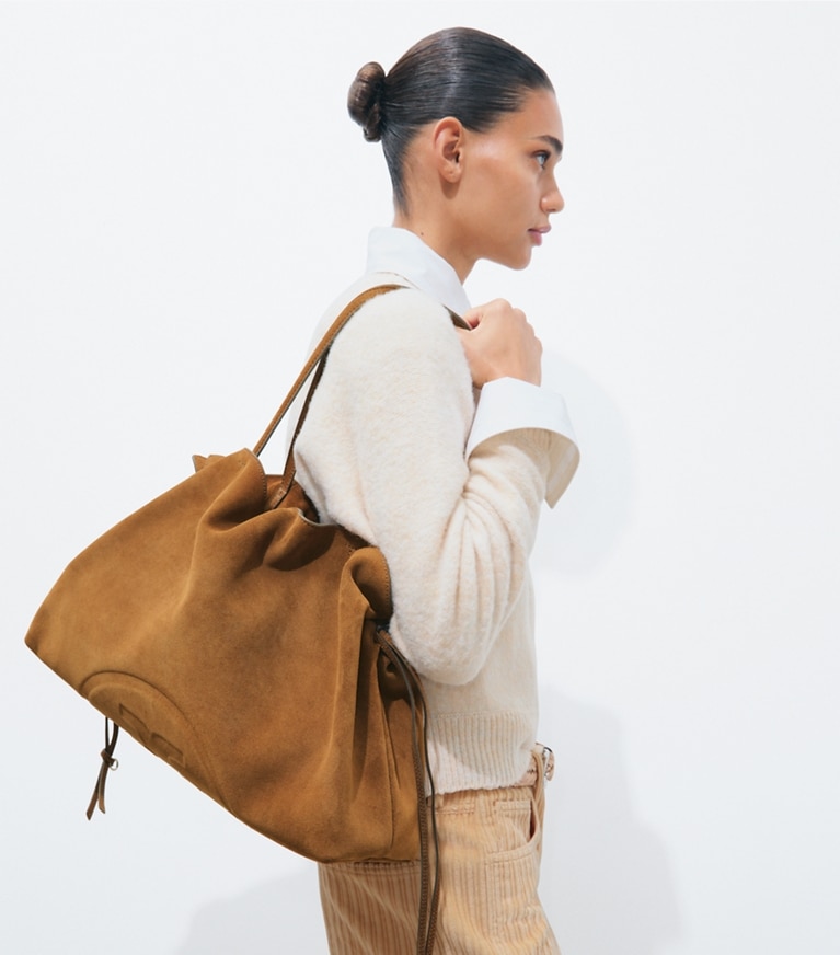 Tory Burch designer cabas Cabas Ella en daim avec cordon de serrage in Caramel accessory on model