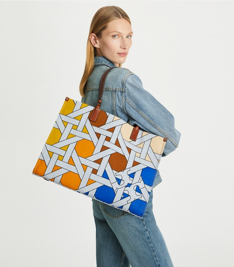 Tory Burch designer cabas Cabas Ella en toile tressée dans Blue Multi Basketweave accessoire sur le modèle