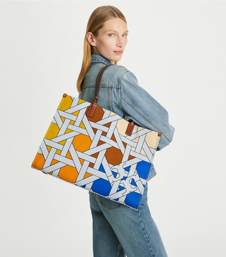Tory Burch designer cabas Cabas Ella en toile tressée dans Blue Multi Basketweave accessoire sur le modèle