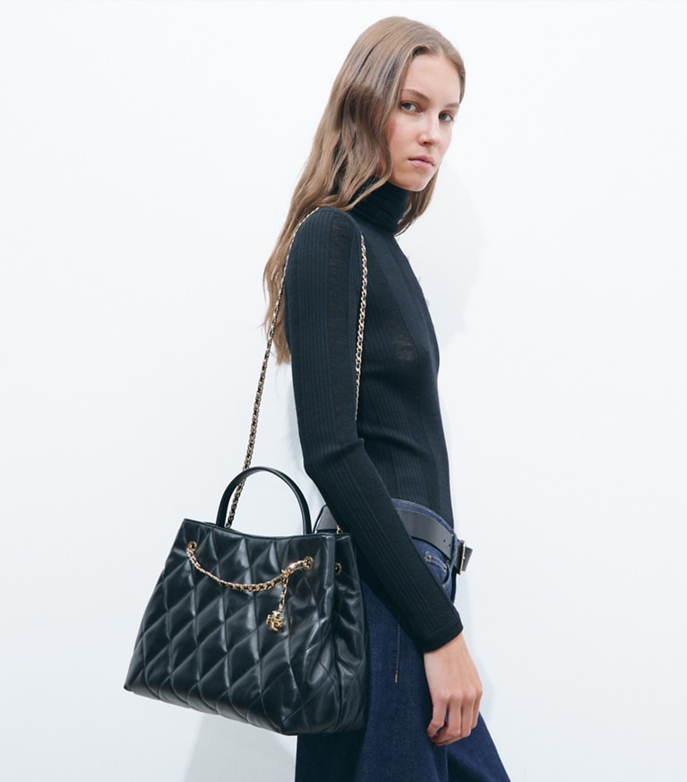 Tory Burch designer sac à main Cabas Fleming in BLACK accessory on model