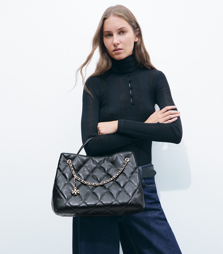 Tory Burch designer sac à main Cabas Fleming in BLACK additional on model
