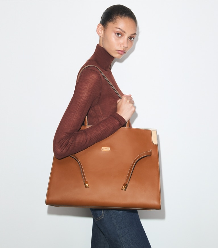 Tory Burch designer cabas Cabas Lee Radziwill in Aged Tan accessory on model