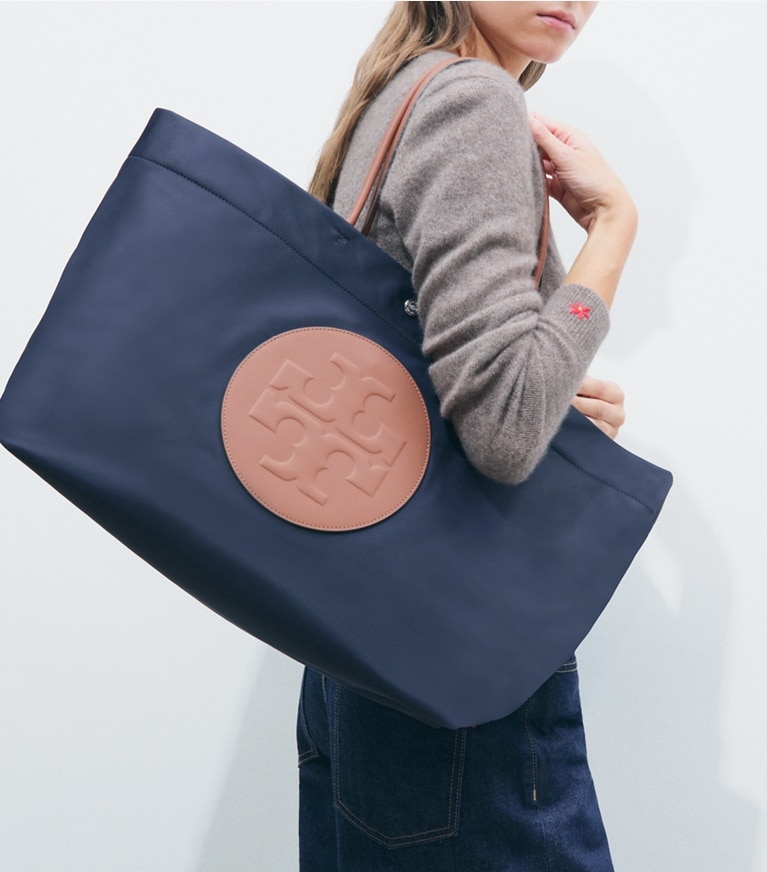 Tory Burch designer cabas Cabas réversible Ella Twist dans Navy accessoire sur le modèle