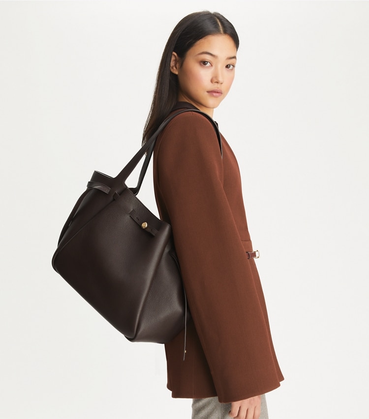 Tory Burch designer cabas Cabas Romy in Deep Brown accessory on model