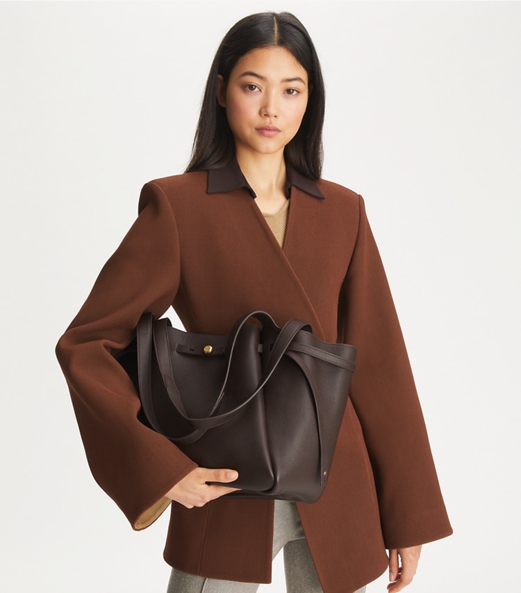 Tory Burch designer cabas Cabas Romy in Deep Brown additional on model
