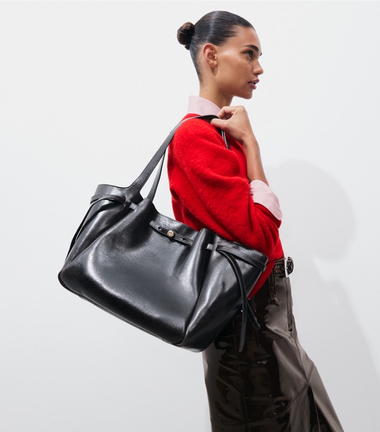 Tory Burch designer cabas Cabas Romy effet vieilli in Dark Brown accessory on model
