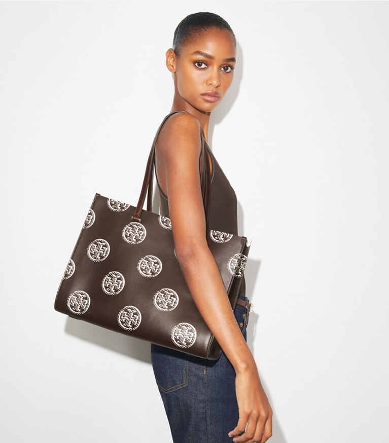Tory Burch designer cabas Cabas T Monogram à contraste gaufré dans Chocolate accessoire sur le modèle