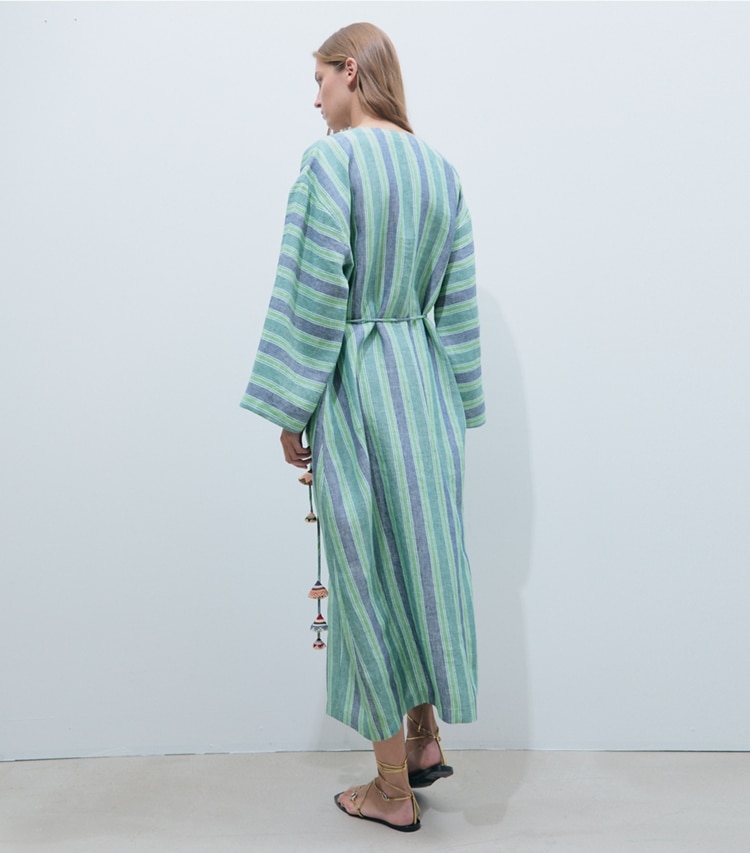 Tory Burch diseñador ropa de playa Caftán de lino a rayas en Blue / Green Summer Stripe parte posterior en modelo