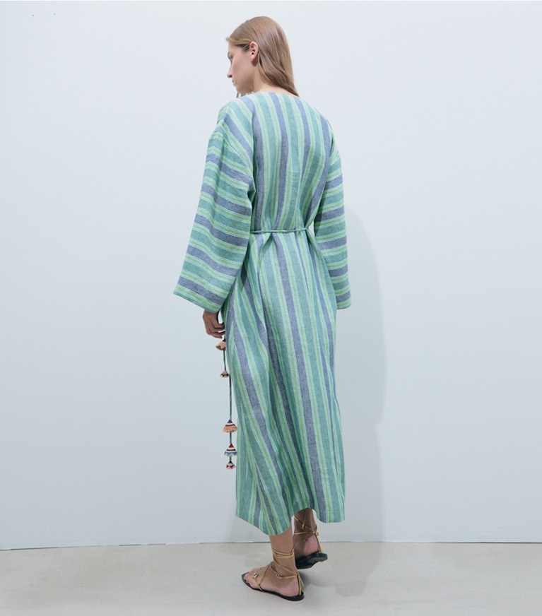Tory Burch diseñador ropa de playa Caftán de lino a rayas en Blue / Green Summer Stripe parte posterior en modelo