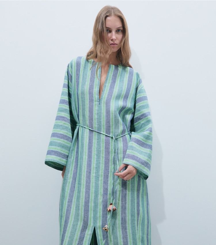 Tory Burch diseñador ropa de playa Caftán de lino a rayas en Blue / Green Summer Stripe detalle en modelo