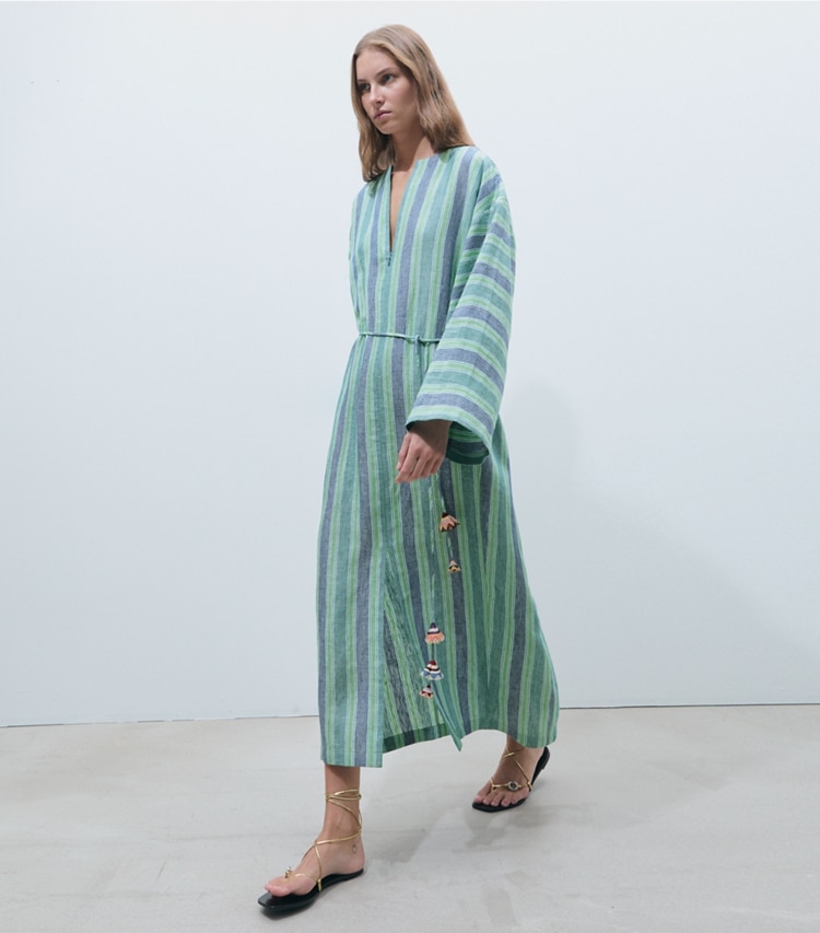 Tory Burch diseñador ropa de playa Caftán de lino a rayas en Blue / Green Summer Stripe frente en modelo