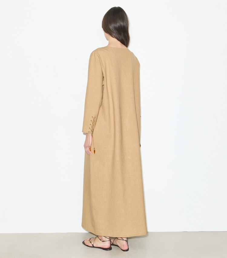 Tory Burch diseñador ropa de playa Caftán de lino en Sand parte posterior en modelo