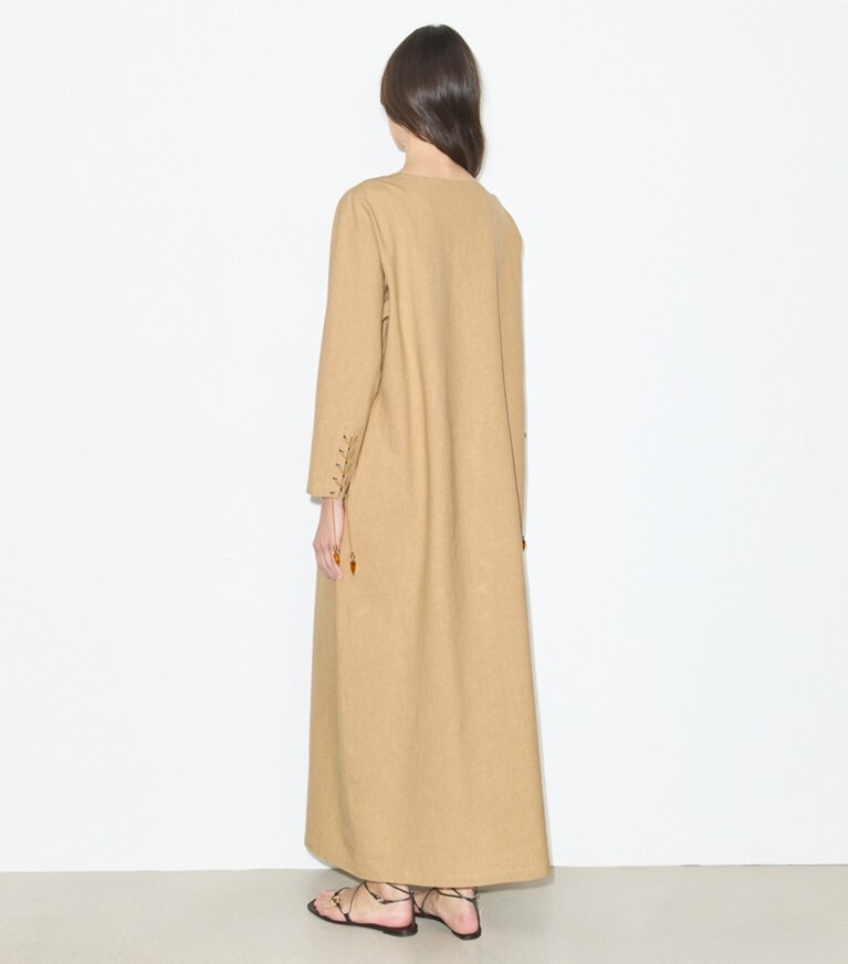Tory Burch diseñador ropa de playa Caftán de lino en Sand parte posterior en modelo