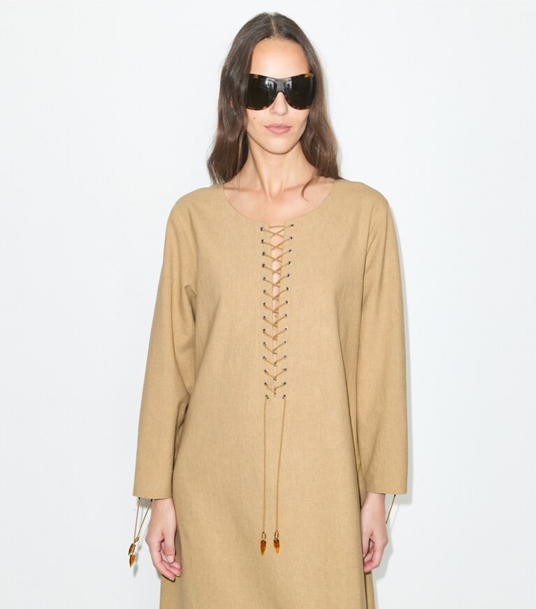 Tory Burch diseñador ropa de playa Caftán de lino en Sand detalle en modelo