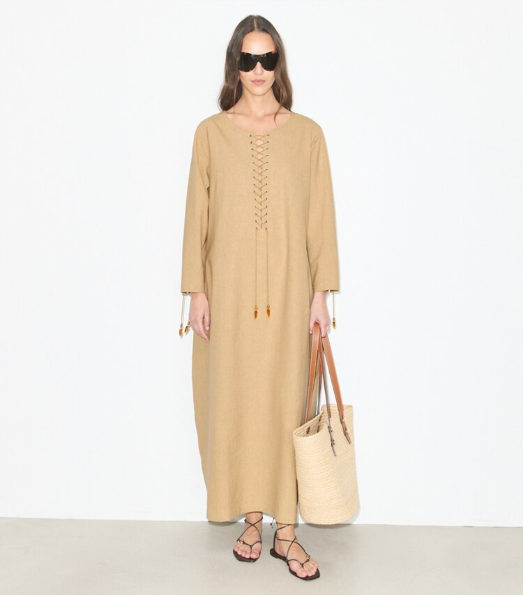Tory Burch diseñador ropa de playa Caftán de lino en Sand frente en modelo