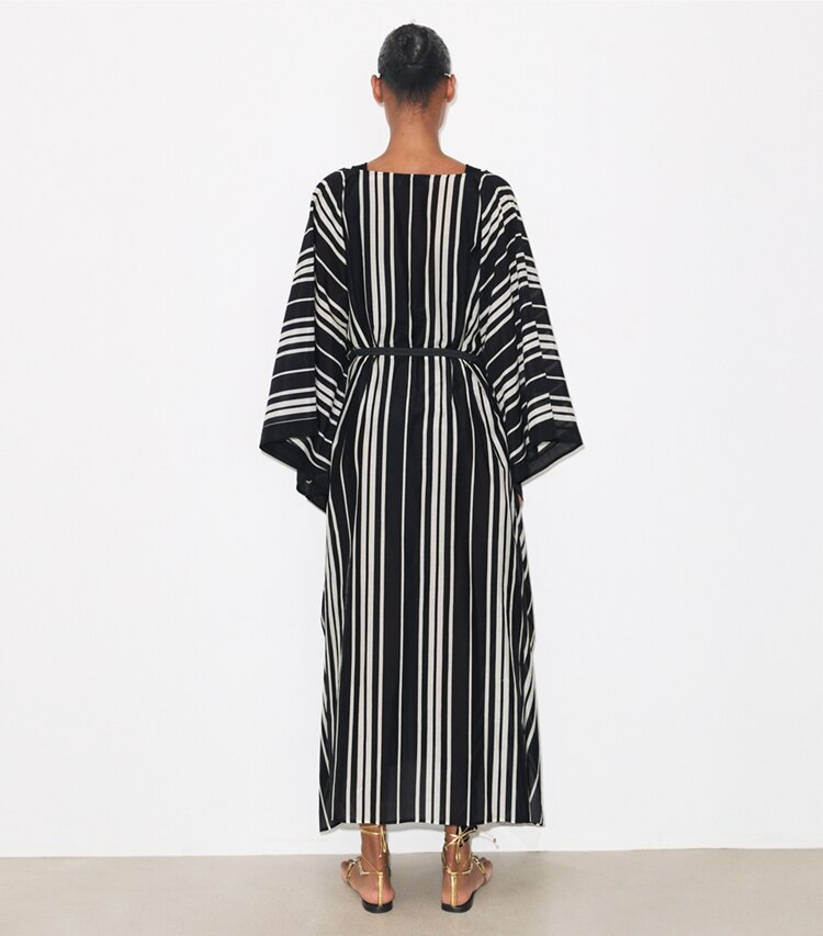 Tory Burch diseñador ropa de playa Caftán de seda a rayas con cinturón en Black Stripe parte posterior en modelo