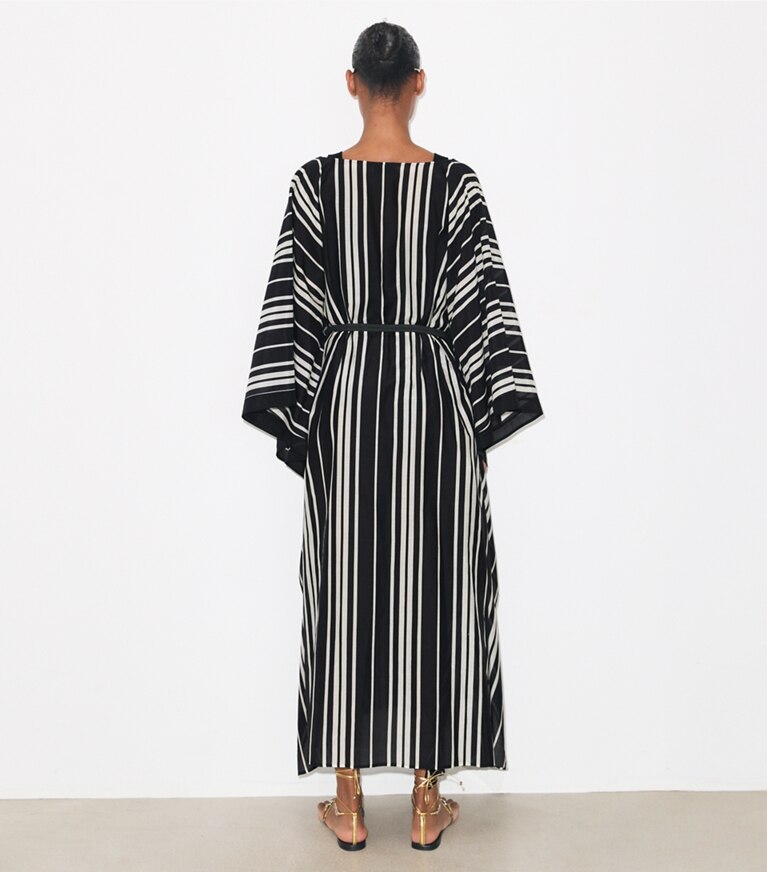Tory Burch diseñador ropa de playa Caftán de seda a rayas con cinturón en Black Stripe parte posterior en modelo
