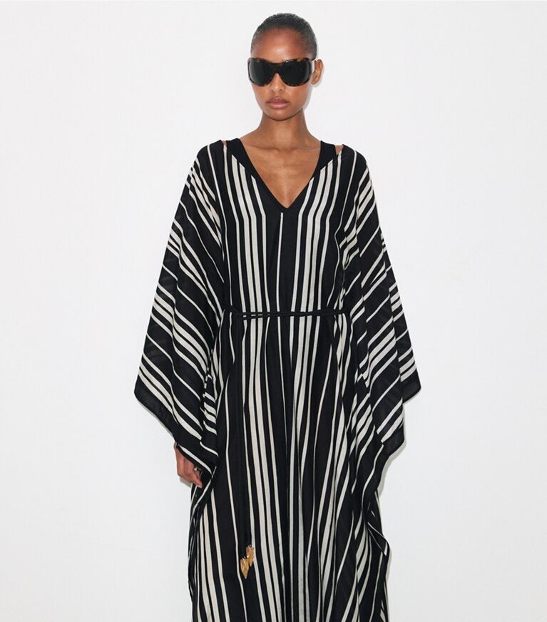 Tory Burch diseñador ropa de playa Caftán de seda a rayas con cinturón en Black Stripe detalle en modelo