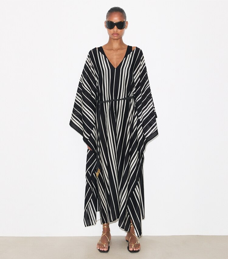 Tory Burch diseñador ropa de playa Caftán de seda a rayas con cinturón en Black Stripe frente en modelo