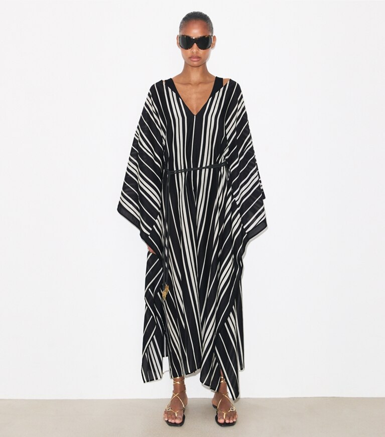 Tory Burch diseñador ropa de playa Caftán de seda a rayas con cinturón en Black Stripe frente en modelo