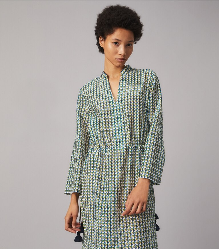 Tory Burch diseñador vestidos Caftán largo estampado en BASKET-WEAVE LOGO GEO SMALL - Combo L detalle en modelo