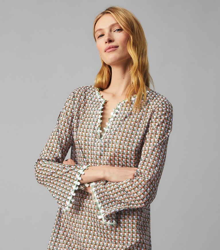 Tory Burch diseñador ropa de playa Caftán playero con adornos en CRISP BLUE BASKETWEAVE en el modelo (detalle)