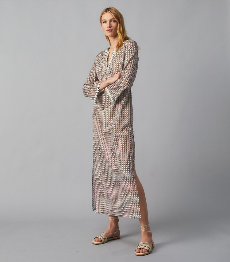 Tory Burch diseñador ropa de playa Caftán playero con adornos en CRISP BLUE BASKETWEAVE en el modelo (frente)