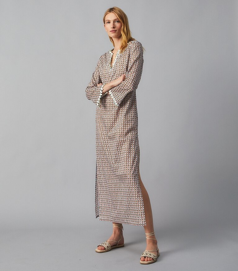 Tory Burch diseñador ropa de playa Caftán playero con adornos en CRISP BLUE BASKETWEAVE en el modelo (frente)