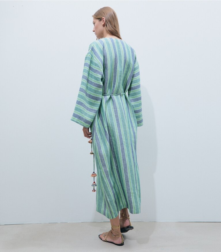 Tory Burch designer paréos Caftan en lin rayé dans Blue / Green Summer Stripe sur modèle, de dos