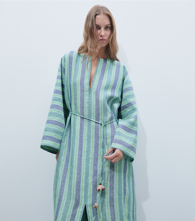 Tory Burch designer paréos Caftan en lin rayé dans Blue / Green Summer Stripe détail sur modèle