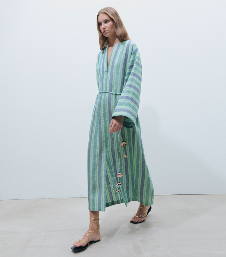 Tory Burch designer paréos Caftan en lin rayé dans Blue / Green Summer Stripe sur modèle, de face