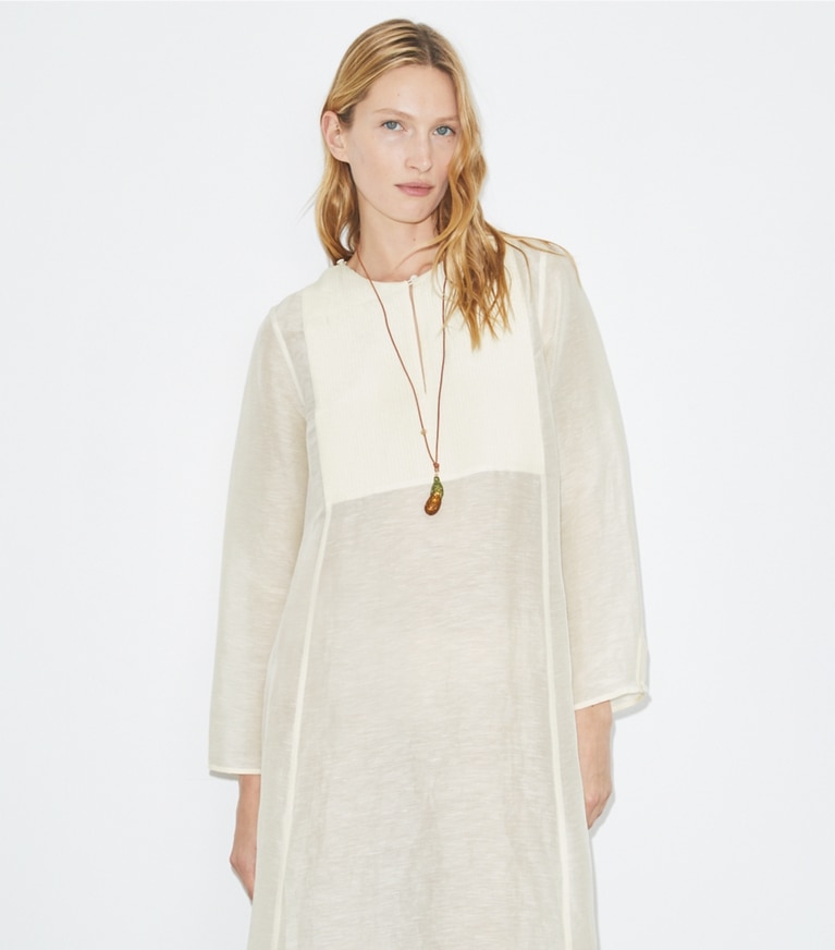 Tory Burch designer paréos Caftan long en lin in New Ivory on model detail