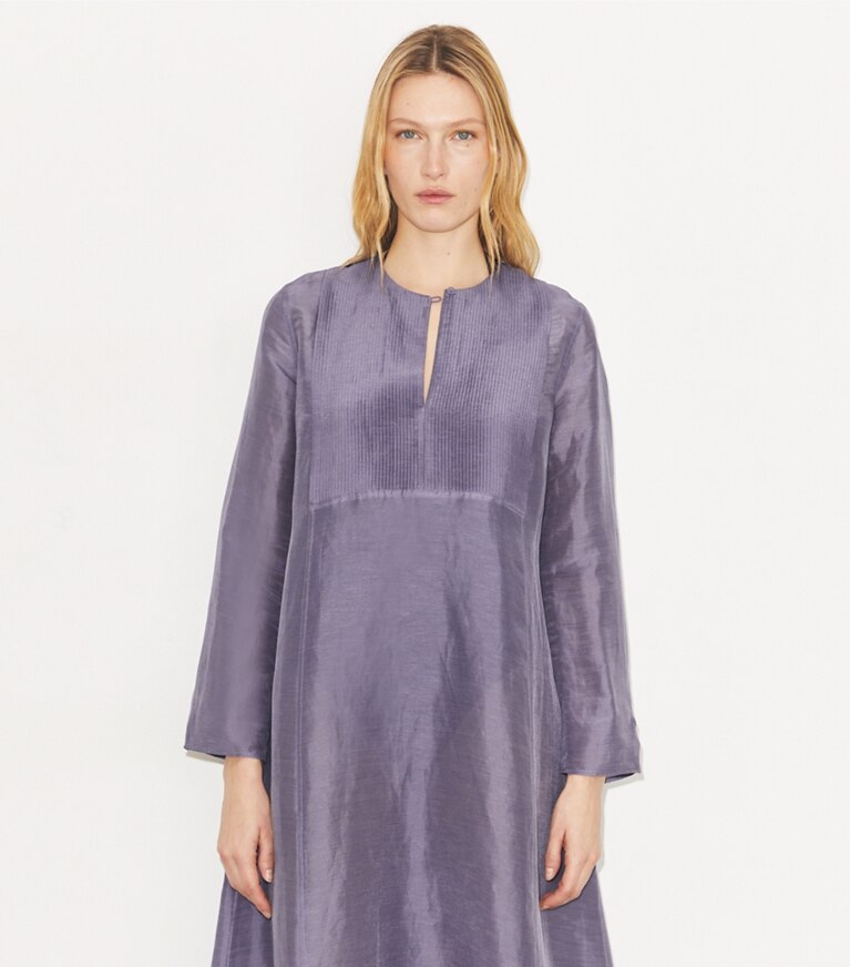 Tory Burch designer paréos Caftan long en lin in Lavender on model detail