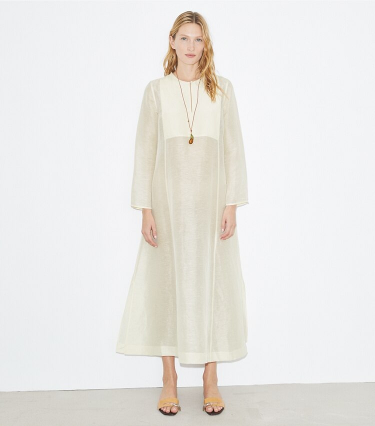 Tory Burch designer paréos Caftan long en lin in New Ivory sur mannequin, devant