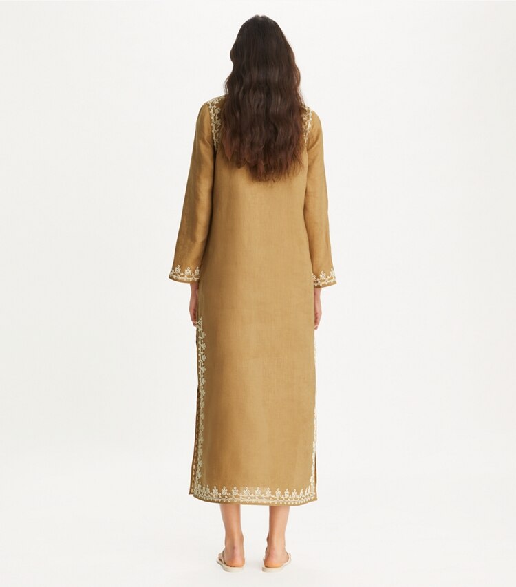 Tory Burch designer paréos Caftan orné dans Warm Nutmeg sur modèle, de dos