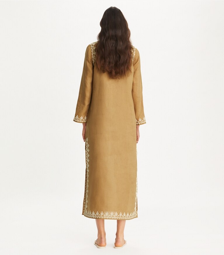 Tory Burch designer paréos Caftan orné dans Warm Nutmeg sur modèle, de dos