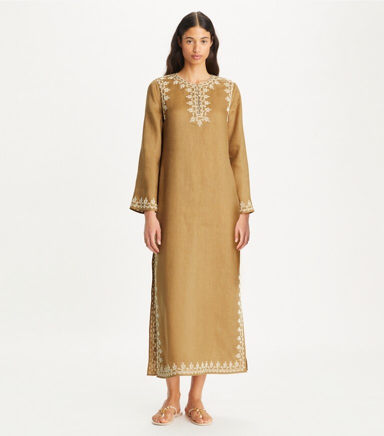 Tory Burch designer paréos Caftan orné dans Warm Nutmeg sur modèle, de face