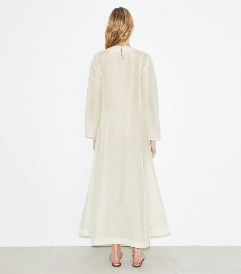 Tory Burch designer copricostume Caftano lungo in lino in New Ivory on model back
