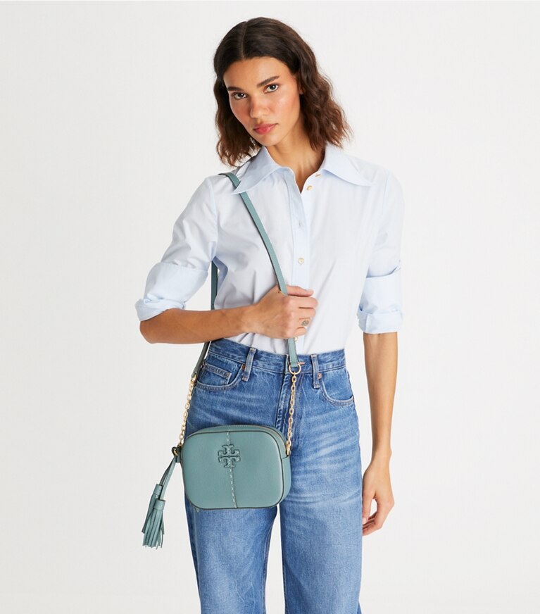 Tory Burch designer borse a spalla Camera bag McGraw in ARCTIC accessory on model