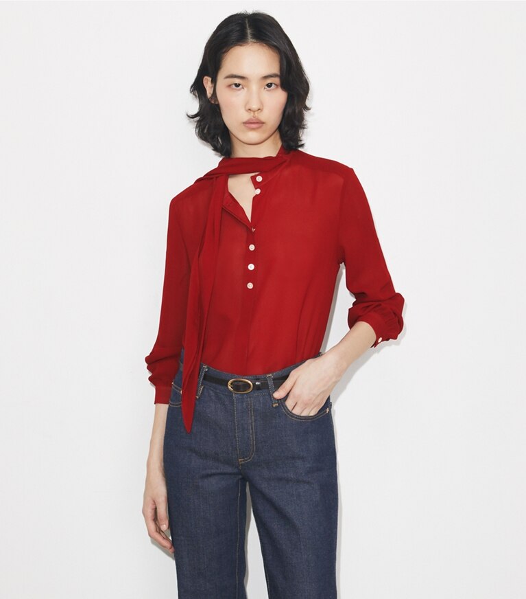 Tory Burch designer tops Camicetta in georgette con fiocco in Toucan Red on model detail