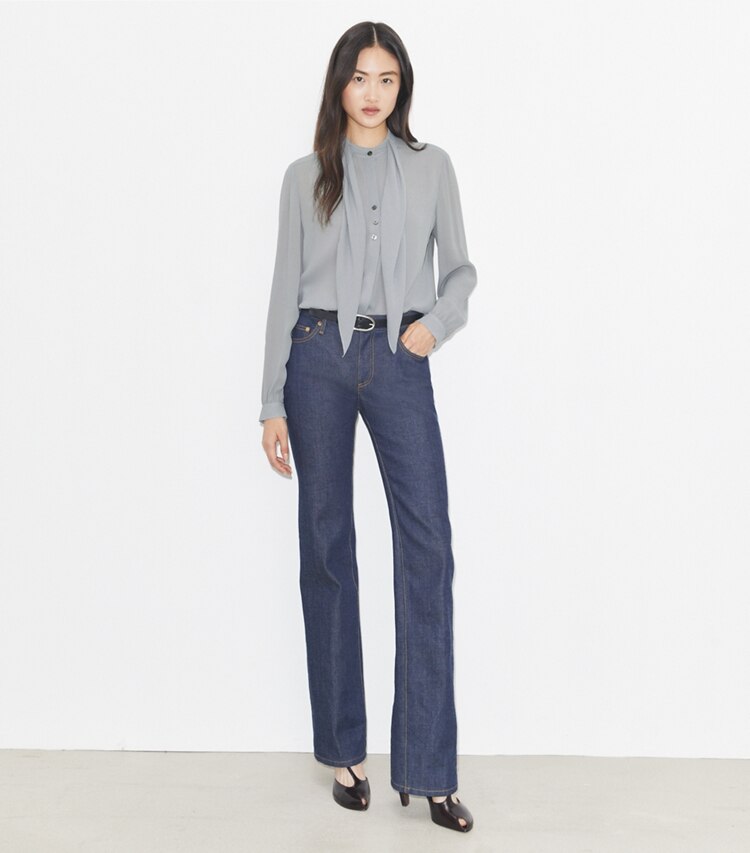 Tory Burch designer tops Camicetta in georgette con fiocco in Gray parte anteriore su modella